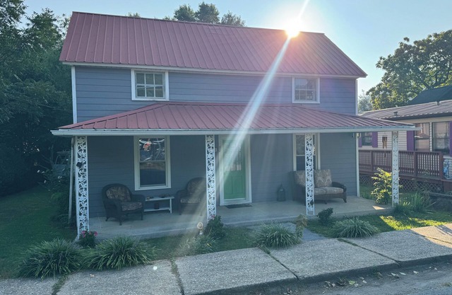 Historical Home With high speed WiFi and AC in Hot Springs NC