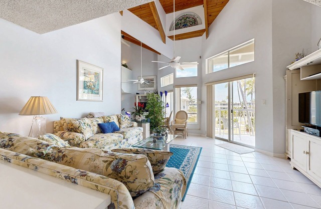 Historically located condo w/ocean views, pool, loft, AC & guest boat access