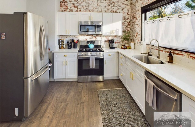 Historically renovated house sleeps 20+ in downtown Albany!