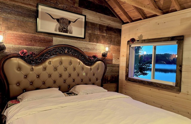 HK’S Love Den (Premium Lakefront View~ Muskoka Lake Cottages #1)