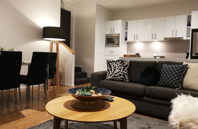 Apartamento en el centro de la ciudad con estacionamiento fuera de la calle; paseo fácil a CBD y Salamanca