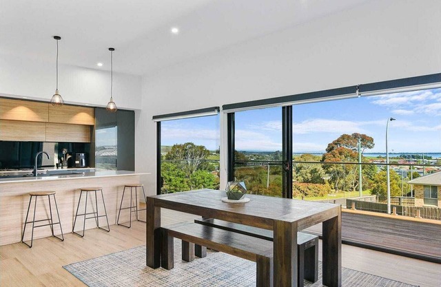 Hobart Haven: Scenic 4BR - Mountain & Water Views Pet friendly & perfect 4groups