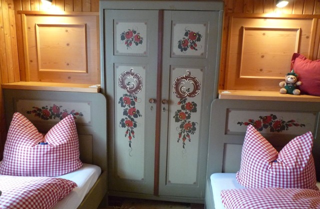 Hochfellnblick up to 4 pers. with 1 bedroom and 1 living-bedroom on the upper floor with balcony in a very quiet location