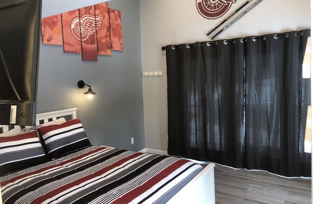 Hockey Room - Sleeps 7, Two TVs & Wooded Trails