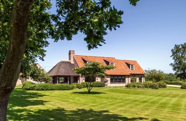 Hoeve den Akker: casa de vacaciones de lujo con jardín y alpacas cerca de Brujas