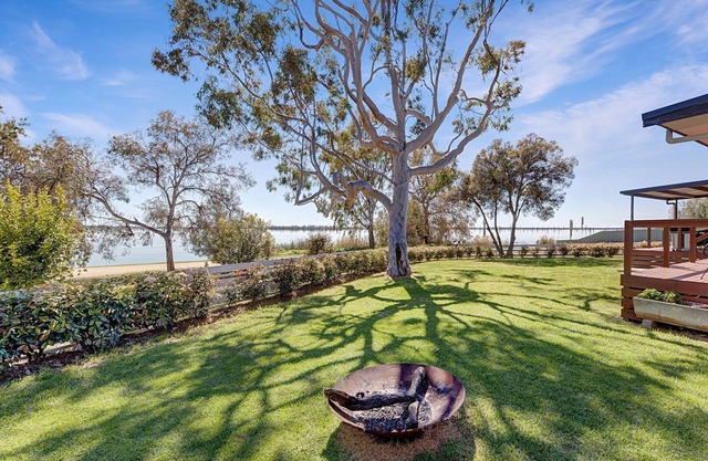 Hogan's Lakehouse overlooking Lake Mulwa pet friendly.