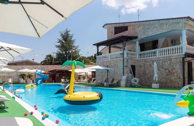 Casa de vacaciones "En Villa sulla Murgia Uno" con piscina compartida y Wi-Fi