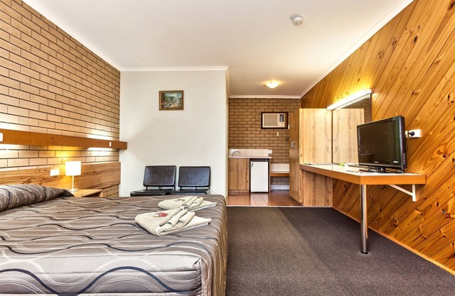 Holbrook Town Centre Motor Inn