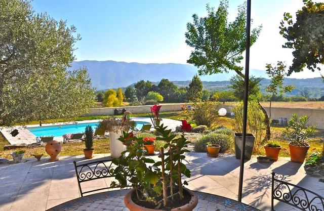 Holiday house in the Luberon in the countryside, private pool