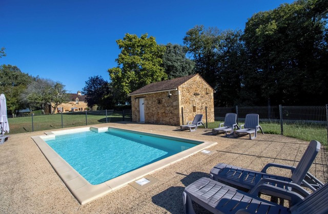 Casa de vacaciones 'Le Grand Pech' con piscina compartida, terraza privada y Wi-Fi