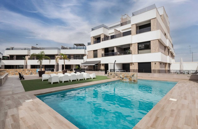Apartamento vacacional "Senika" con vistas a la montaña, piscina compartida y Wi-Fi