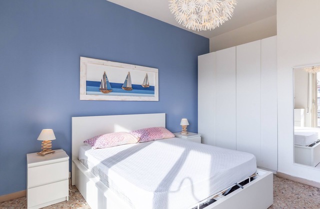Apartamento vacacional "Casa Di Elena Marina Di Carrara" con vistas al mar y terraza privada