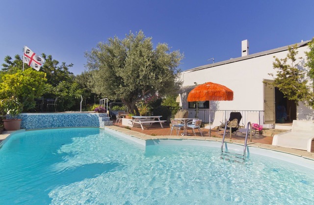 Apartamento vacacional "Casa Ginepro" en villa con Wi-Fi, patio y piscina