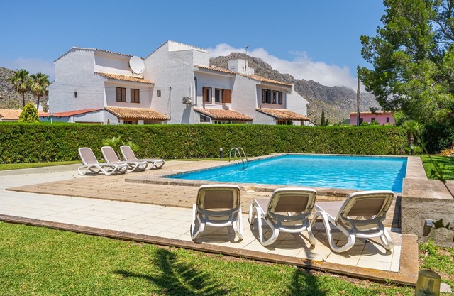 Apartamento vacacional 'Los Molinos' con vistas a la montaña, piscina, balcón y Wi-Fi
