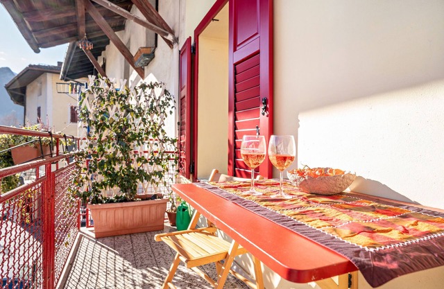 Apartamento vacacional "Balconi Rossi Borgo Valsugana" con vistas a la montaña, 2 balcones y Wi-Fi