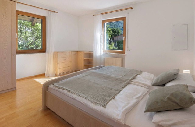 Apartamento vacacional 'A' con vistas a la montaña, zona exterior privada y Wi-Fi