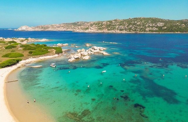 Apartamento vacacional 'Agostino' cerca de la playa con terraza, jardín compartido y Wi-Fi