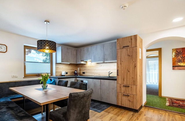 Apartamento vacacional 'Alpenrose Tux 1' con vistas a la montaña, balcón y Wi-Fi
