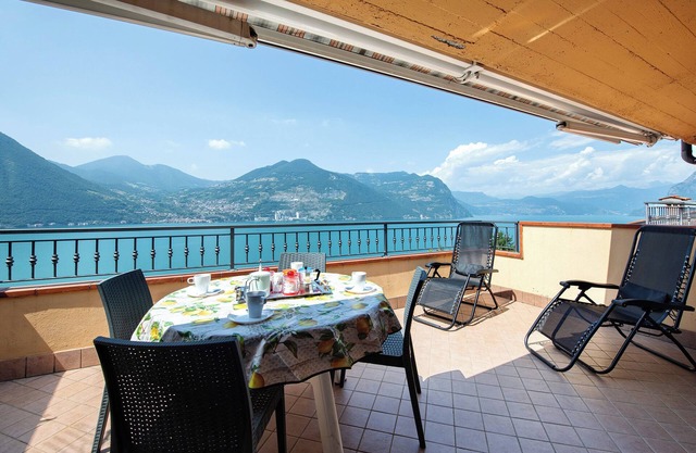 Apartamento vacacional "Bella Isola" con vistas al lago, terraza privada y Wi-Fi
