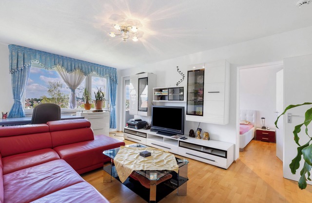 Apartamento vacacional 'Luminoso y tranquilo ático' con balcón y Wi-Fi