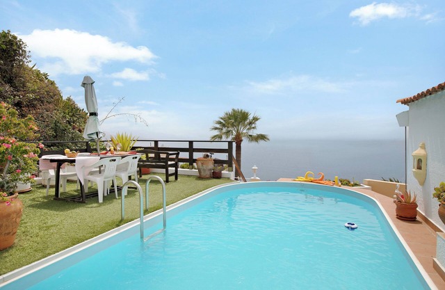 Apartamento de vacaciones 'Casa Pelican' con vistas al mar, piscina privada y Wi-Fi