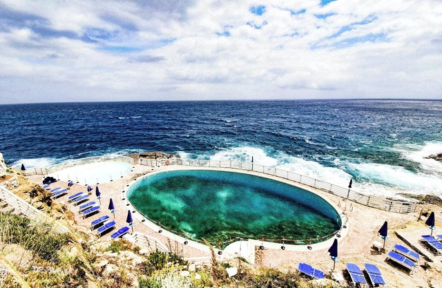 Apartamento vacacional "Capo d'Arco Il Pino" con vistas al mar, piscina y terraza