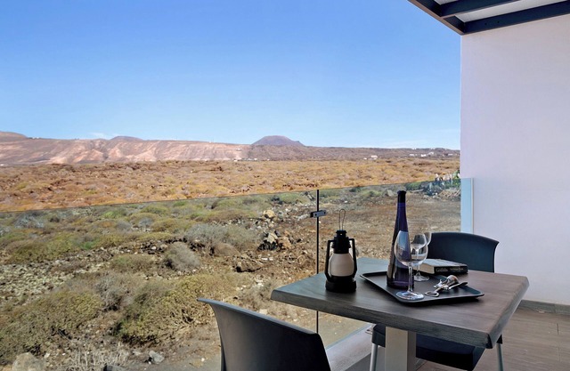 Apartamento vacacional "Callao Beach 10" con vistas a la montaña, y Wi-Fi