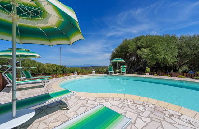 Apartamento vacacional "Casa Mirto" con vistas al mar, piscina compartida y Wi-Fi