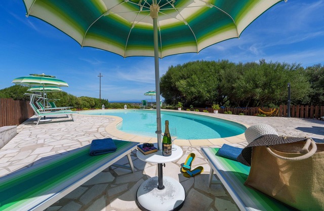 Apartamento vacacional "Casa Ginestre" con vistas al mar, piscina compartida y Wi-Fi