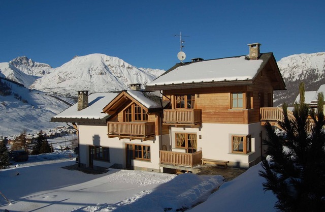 Apartamento vacacional Chalet Monteneve Burdeos con vistas a la montaña, balcón y Wi-Fi