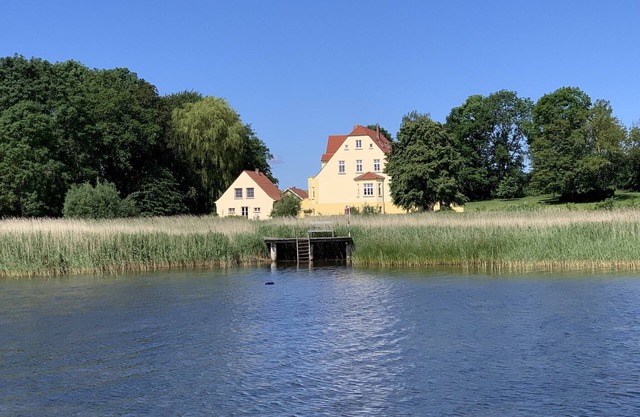 Apartamento vacacional "Gut Grubnow Rügen - 4" con vistas al lago, terraza compartida y Wi-Fi