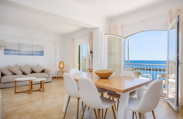 Apartamento vacacional "Duplex Voramar Mhm Seafront" con vistas al mar, balcón y Wi-Fi