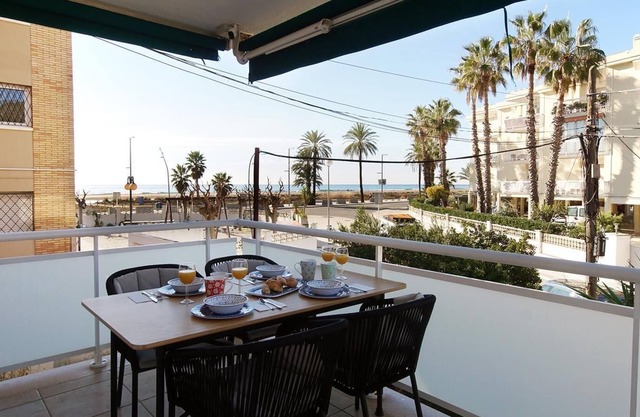 "Beach house Club Castelldefels" con vistas al mar, terraza, barbacoa, aire acondicionado y Wi-Fi