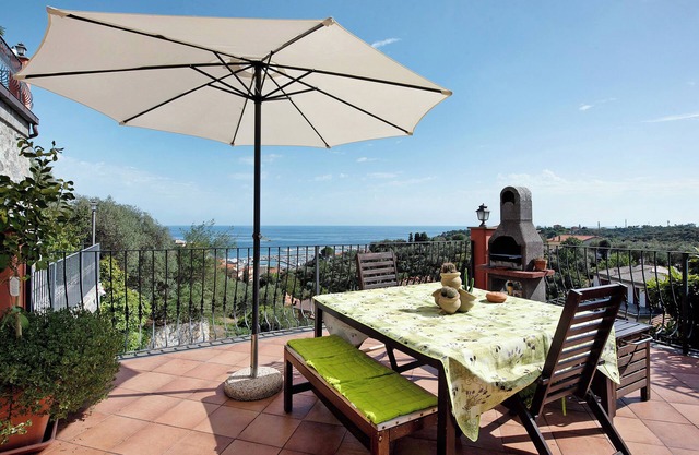Apartamento vacacional "Esclusiva Terrazza Vista Porto" con vistas a la montaña y terraza