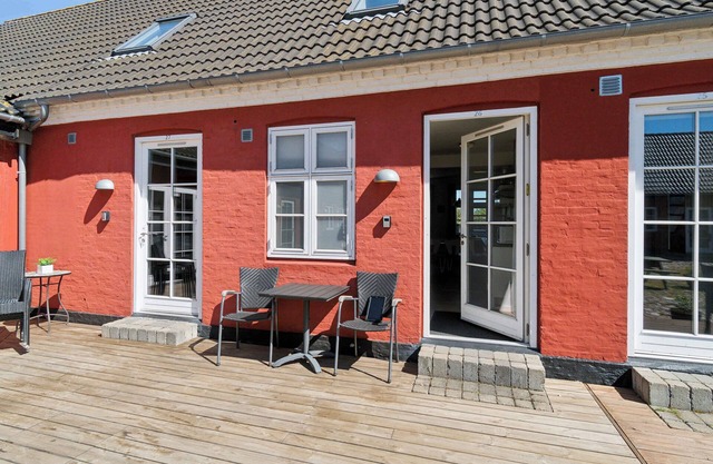Holiday apartment for 4 with shared pool