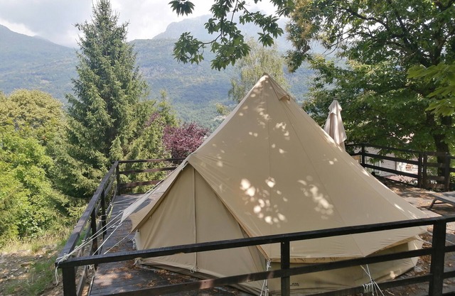 Apartamento vacacional "Glamping C Selva Tenda Castagno" con piscina privada