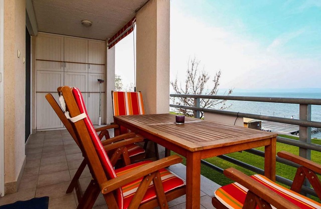 Holiday apartment directly on the water with lake panorama and modern decor