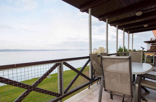 Holiday apartment right on the water with air conditioning and washing machine