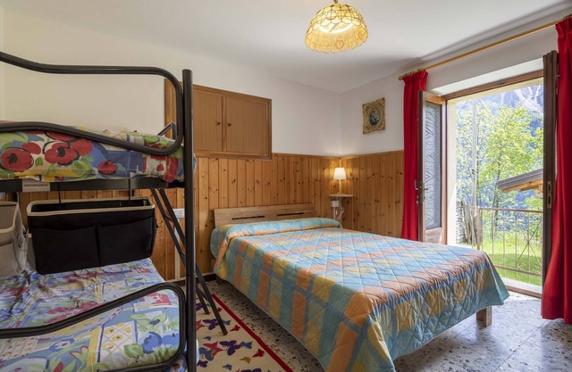 Apartamento vacacional 'Il Melo' con vistas a la montaña y jardín compartido