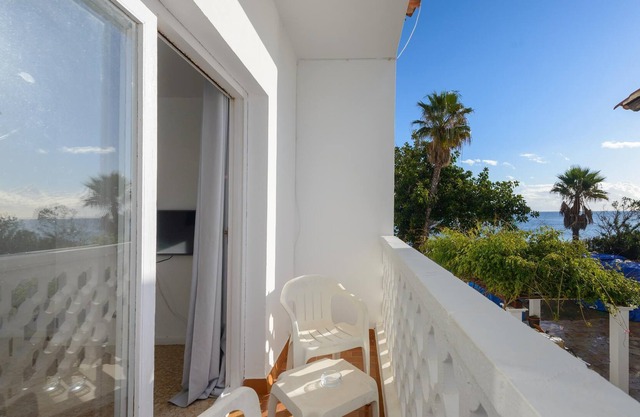 Apartamento vacacional en un complejo bien mantenido con balcón