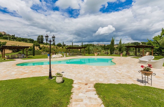 Tiziana Granja, 4 apartamentos y una gran piscina en Mondavio, a 20 km del mar - APP. a las flores rojas