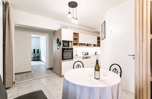 Apartamento vacacional en el centro de la ciudad, planta baja, con una pequeña terraza delantera