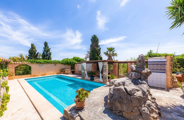 Apartamento vacacional "Individual Guesthouse Mallorca" con vistas a la montaña, piscina comunitaria y Wi-Fi