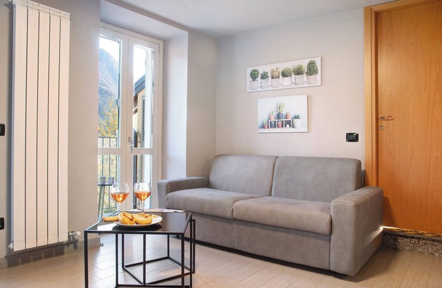 Apartamento vacacional 'Il Sole Di Calde Lago Maggiore 505' con vistas al lago y Wi-Fi