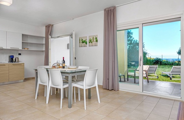 Apartamento vacacional "Villa Marconi 5" con vistas al mar, terraza cubierta y amplio jardín