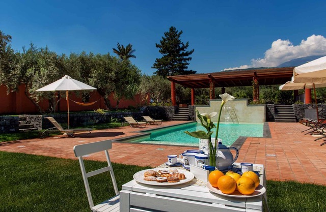 Apartamento vacacional con jardín y piscina exterior