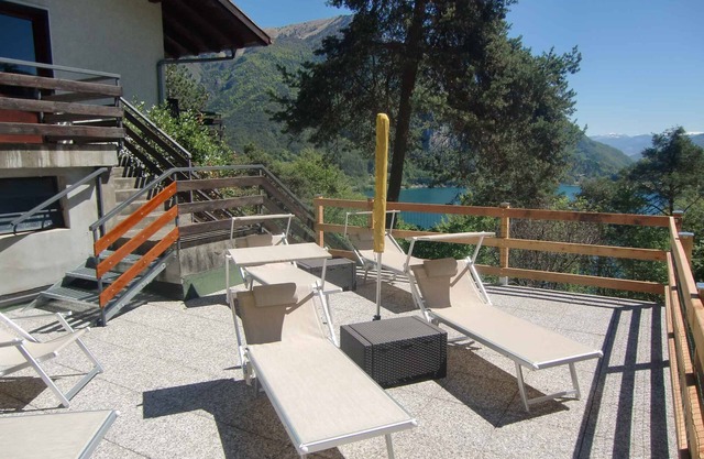 Holiday apartment with shared solarium with stunning lake views