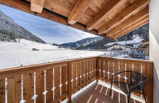 Apartamento vacacional "Larch Soge Apt Karin" con vistas a la montaña, 2 terrazas y 2 balcones