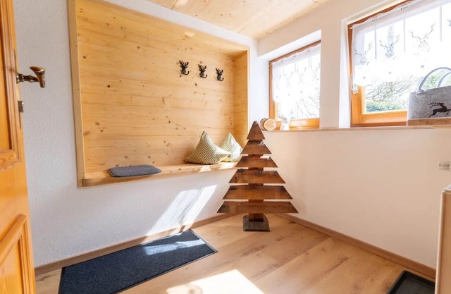 Apartamento vacacional 'Maisonette-Ferienwohnung' con vistas a la montaña, jardín comunitario y Wi-Fi