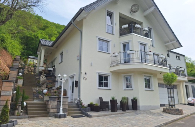 Apartamento vacacional 'Moselburgblick' con vistas a la montaña y Wi-Fi